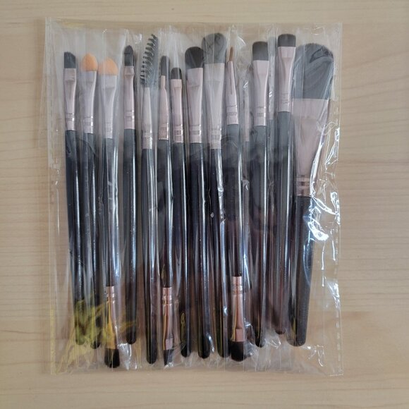 UCANBE Luxury Gathering 60 Color Pressed Eyeshadow Palette & 15 pc Brush Set NEW - Picture 3 of 5